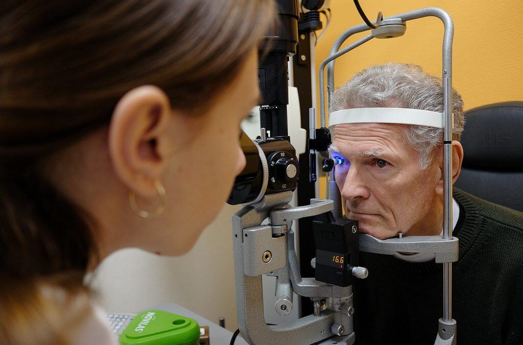 What Are the Differences Between LASIK and Cataract Surgery?